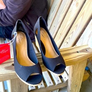 NWT black Dexflex Comfort shoes size 6.5 wide